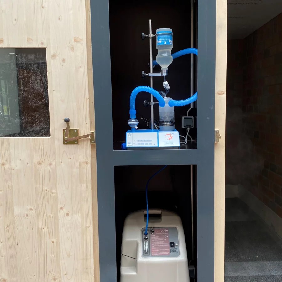 Installation de nébulisation et concentrateur installés hors de la zone cheval